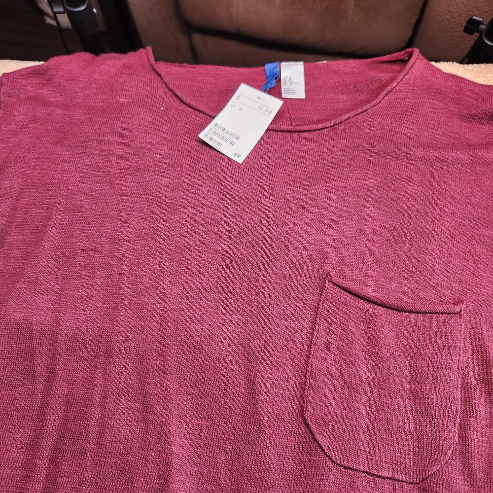 H&M Men's NWT Light Lbs  Sweater LS Sleeve Burgundy Color. Size XL